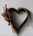 Houten hart donker met rode droogbloemen 800